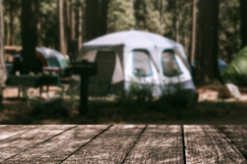 Una parcela de camping es un espacio delimitado en un terreno destinado al uso del camping