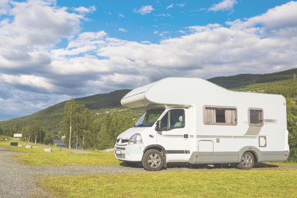 een caravan of een camper - camper geparkeerd op een camping