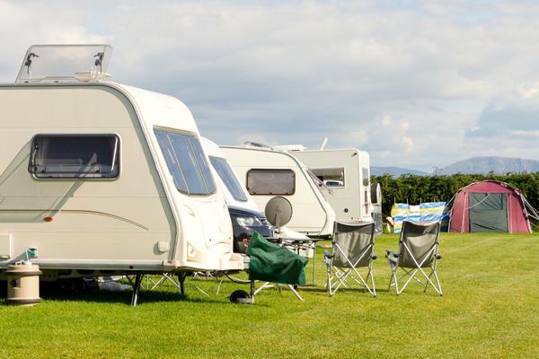 een caravan of een camper - caravans met stoelen en opgezette tenten