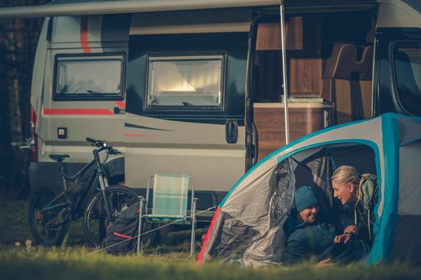 De camping biedt de mogelijkheid om te genieten van de rust van de natuur en weg te komen van het lawaai en de vervuiling van de stad.