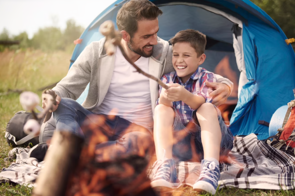 camping con hijos en benidorm - padre e hijo sonriendo en la tienda de campaña