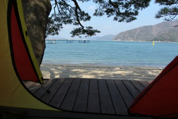 camping en la playa en españa vista de la playa desde dentro de la tienda de acampada