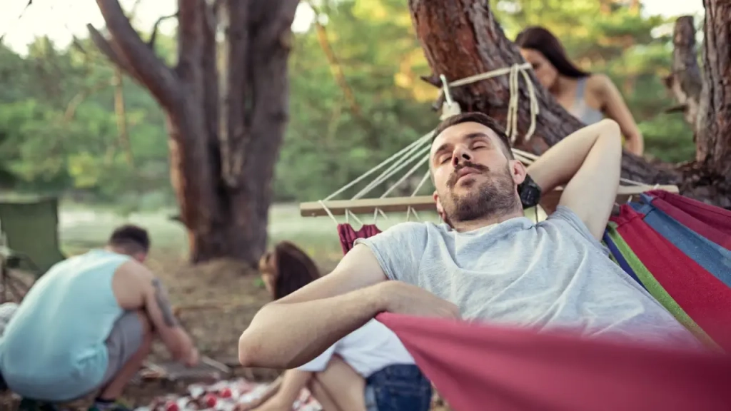 paquetes vacaciones camping España campista descansando en la hamaca